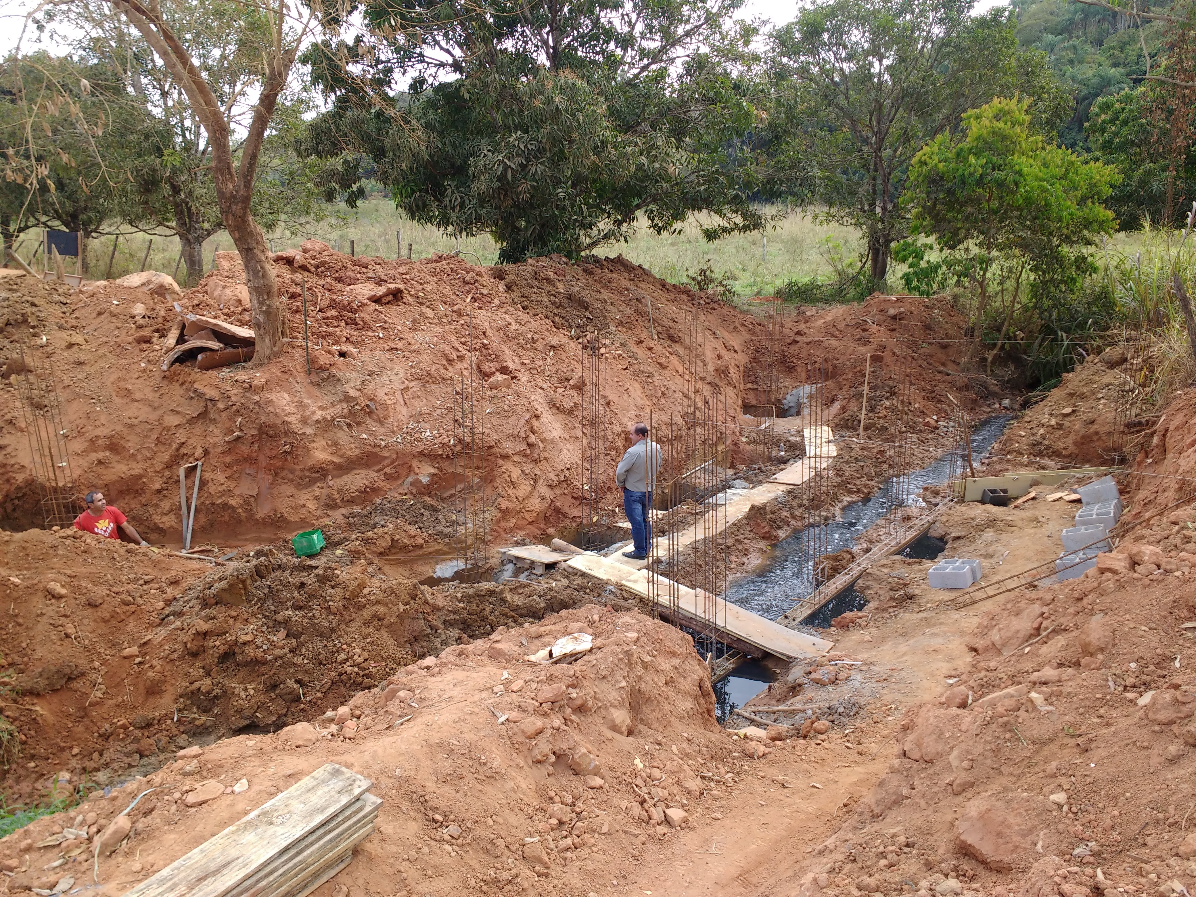 Prefeitura constrói ponte em zona rural