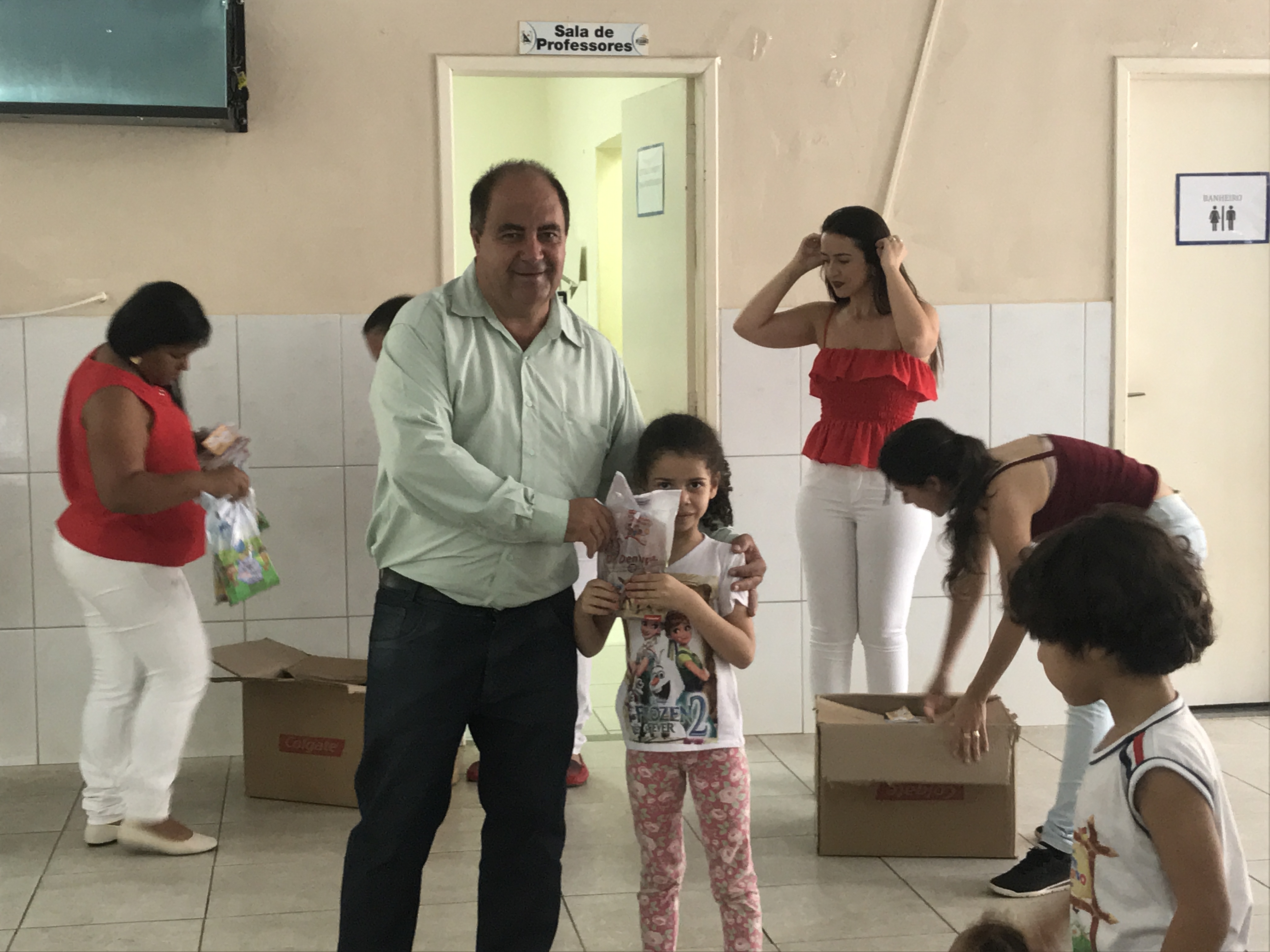 Colgate envia kits para as crianças da Escola Municipal Jardim Encantado