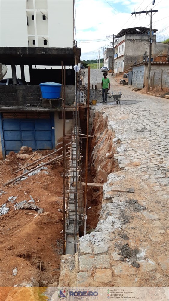 Prefeitura realiza construção de muro de arrimo no Bairro Vista Alegre 