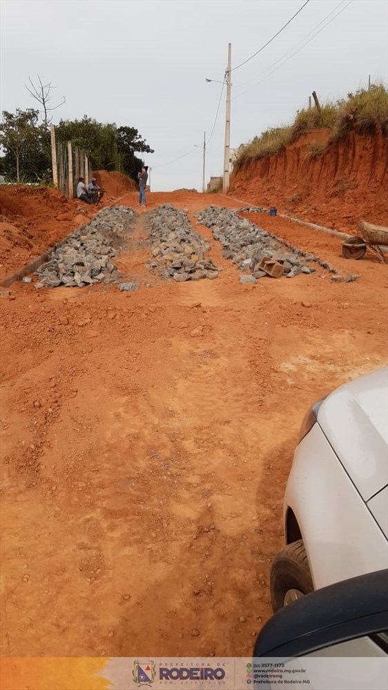 Prefeitura inicia calçamento da Rua das Flores, no Bairro Primavera