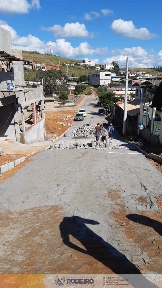 Calçamento da Rua Deuzedina M. Nogueira, no bairro Belo Horizonte, entra em etapa final 