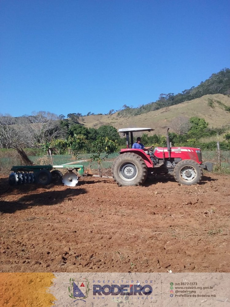 Prefeitura disponibiliza tratores e implementos agrícolas para produtores rurais 