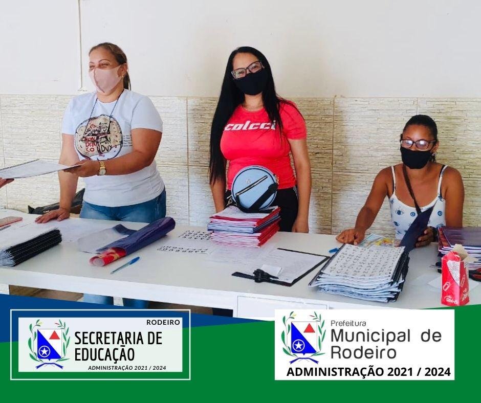 Entrega das Apostilas da rede municipal de educação.