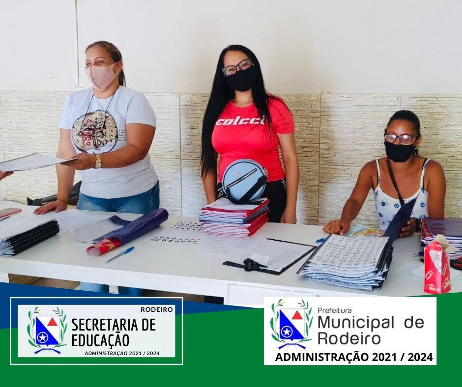 Entrega das Apostilas da rede municipal de educação.